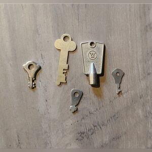 Vintage Keys - Collection - Crafts - Projects Bundle of 5 Assorted KEYS - READ
